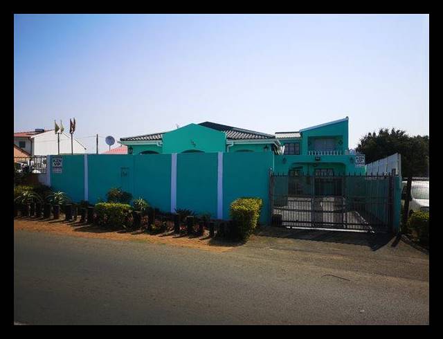 3 BEDROOM HOUSE FOR SALE IN TRENANCE MANOR